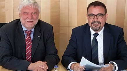 Ein sinnvoller Schulterschluss - Dr. Jakob Berger (links) vom Bayerischen Hausärzteverband und Klaus Holetschek, Vorsitzender des Bayerischen Heilbäder-Verbandes, © Bayerischer Heilbäder-Verband e.V. Ein sinnvoller Schulterschluss - Dr. Jakob Berger (links) vom Bayerischen Hausärzteverband und Klaus Holetschek, Vorsitzender des Bayerischen Heilbäder-Verbandes, © Bayerischer Heilbäder-Verband e.V.