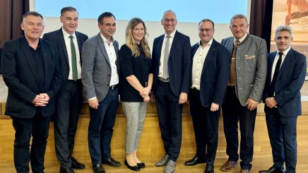 79. Bayerischer Heilbädertag: Christian Bredl, Leiter der Landesvertretung Bayern von der Techniker Krankenkasse, Bayerns Heilbäder-Präsident Landrat Peter Berek, Passaus Landrat Raimund Kneidinger, Magdalena Resch von der Geschäftsstelle des Bayerischen Heilbäder-Verbands (BHV), Landtagsabgeordneter Bernhard Seidenath, Vorsitzender des Ausschusses für Gesundheit, Pflege und Prävention, Landtagsabgeordneter Stefan Meyer, Bad Griesbachs Bürgermeister Jürgen Fundke und BHV-Geschäftsführer Frank Oette (von links nach rechts). Foto: BHV 79. Bayerischer Heilbädertag: Christian Bredl, Leiter der Landesvertretung Bayern von der Techniker Krankenkasse, Bayerns Heilbäder-Präsident Landrat Peter Berek, Passaus Landrat Raimund Kneidinger, Magdalena Resch von der Geschäftsstelle des Bayerischen Heilbäder-Verbands (BHV), Landtagsabgeordneter Bernhard Seidenath, Vorsitzender des Ausschusses für Gesundheit, Pflege und Prävention, Landtagsabgeordneter Stefan Meyer, Bad Griesbachs Bürgermeister Jürgen Fundke und BHV-Geschäftsführer Frank Oette (von links nach rechts). Foto: BHV