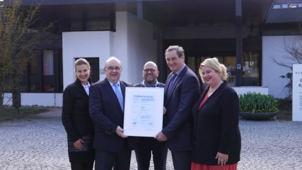 Bad F&uuml;ssing erhielt das Siegel &bdquo;F&uuml;r Allergiker qualit&auml;tsgepr&uuml;fter Kurort&ldquo; des Bayerischen Heilb&auml;der-Verbandes e.V. (BHV). B&uuml;rgermeister Alois Brundobler (2. v. re.) nahm die Auszeichnung in Gegenwart von Kurdirektor Rudolf Weinberger (2.v.li), Dr. Robert Aures, Ministerialrat Bayerisches Gesundheitsministerium (Mitte), Sonja C. Kretschmar, Fachreferentin Tourismus T&Uuml;V Rheinland (re.) und Anja Bode, Projektleiterin BHV (re.) entgegen, &copy; Kur- &amp; G&auml;steService Bad F&uuml;ssing