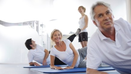 Im Rahmen eines Kuraufenthaltes wird auch Gymnastik in der Gruppe angeboten, © Bayerischer Heilbäder-Verband e.V. Im Rahmen eines Kuraufenthaltes wird auch Gymnastik in der Gruppe angeboten, © Bayerischer Heilbäder-Verband e.V.