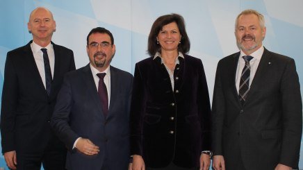 Jahrespressekonferenz: Dr. Martin Spantig (BAYERN TOURISMUS Marketing GmbH), Klaus Holetschek (Bayerischer Heilb&auml;der-Verband e.V.), Ilse Aigner (Bayerische Staatsministerin f&uuml;r Wirtschaft und Medien, Energie und Technologie) und Ulrich N. Brandl (Hotel- und Gastst&auml;ttenverband DEHOGA Bayern e.V.), &copy; Bayerischer Heilb&auml;der-Verband e.V.